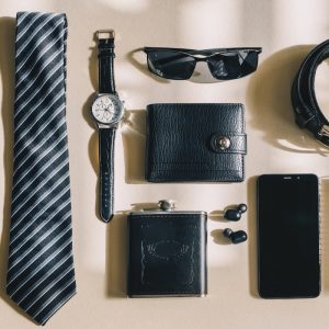 Kết hợp ví da nam dài cùng với bộ đồ vest thanh lịch