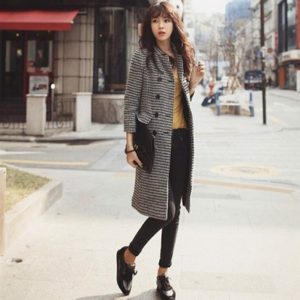 Kết hợp với quần legging hoặc quần da