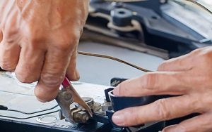 thay ắc quy ô tô tại nhà có khó không