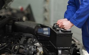 đặt ắc quy mới vào khay chứa