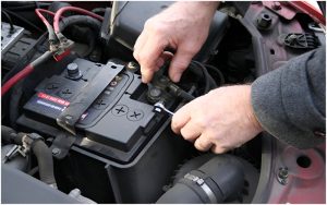 kiểm tra kết nối và khóa ốc của ắc quy