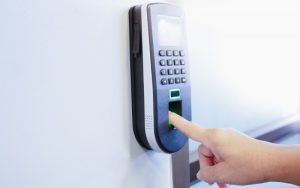 cách khóa cửa bằng vân tay