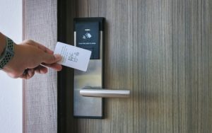 cách mở khóa bằng thẻ từ