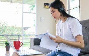Có thể tự học IELTS online tại nhà được không?