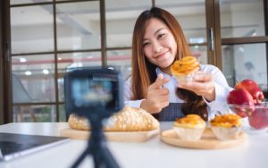 hợp tác với người nổi tiếng để quảng bá nhà hàng